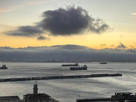 El puerto de Gibraltar, en primer término.