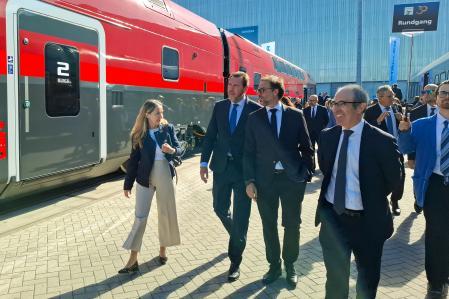 Hitachi y Siemens exhiben sus cartas para fabricar el futuro AVE a 350 km/h