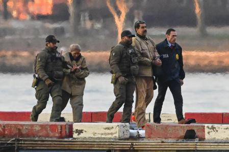 Nicolás Maduro y su mujer, Cilia Flores, capurados por el ejército de EE.UU. en Caracas y trasladados ante la Justicia por agentes federales en Nueva York en enero.