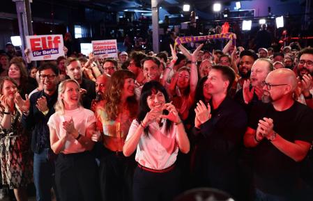 Elif Eralp, candidata izquierdista a la alcaldía de Berlín, celebrando con sus seguidores los buenos resultados en la noche del domingo 20 de septiembre 