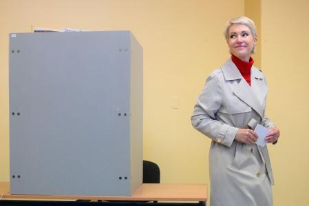 La presidenta de Mecklemburgo-Antepomerania, la socialdemócrata Manuela Schwesig, tras votar en Schwerin, capital del land, el domingo 20 de septiembre