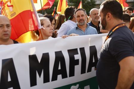 MADRID, 26/09/2026.- El líder de Vox, Santiago Abascal (c-d), participa en la marcha en apoyo de la defensa de Ceuta y para exigir la convocatoria de elecciones generales convocada por la plataforma Sociedad Civil Española este sábado, en Madrid. EFE/ Rodrigo Jiménez