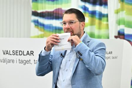 El líder ultraderechista, Jimmie Åkesson, votando en Rinkeby, a las afueras de Estocolmo&nbsp;