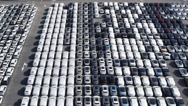 La UE plantea a China que limite la exportación de coches híbridos para evitar una guerra comercial