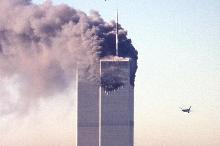 El segundo avión se aproxima al World Trade Center para impactar contra la segunda torre&nbsp;
