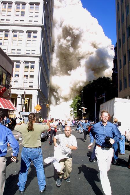 Ciudadanos huyen del lugar mientras una de las torres del World Trade Center se derrumba&nbsp;
