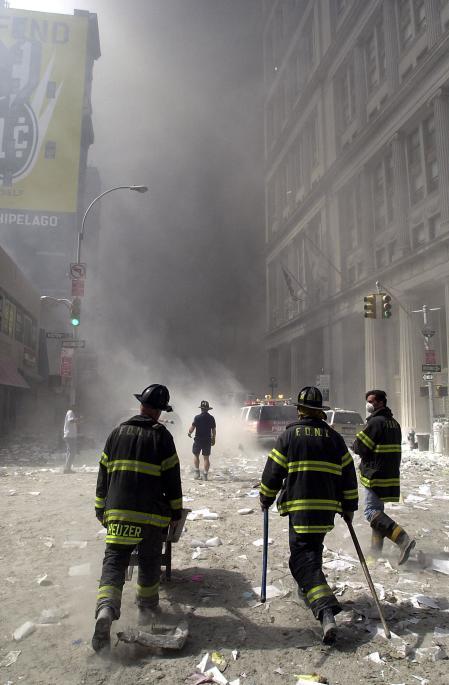 Bomberos se abren paso entre los escombros&nbsp;
