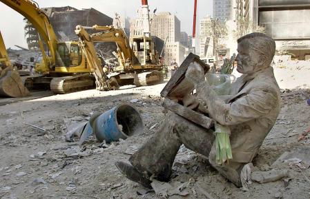 Una estatua de bronce de un hombre con su maletín, cubierta de polvo, yace entre los escombros del World Trade Center&nbsp;