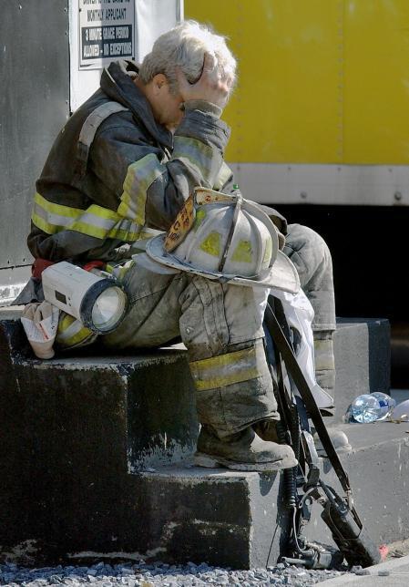 Un bombero exhausto cerca del destruido World Trade Center&nbsp;