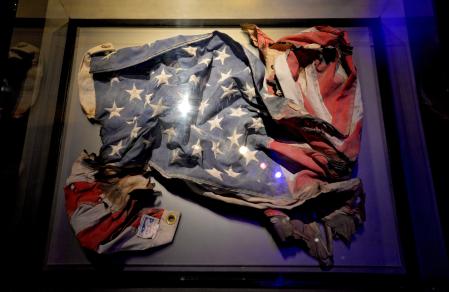 La bandera estadounidense que fue izada en la Zona Cero se exhibe en el Museo y Memorial Nacional del 11 de Septiembre en Nueva York&nbsp;