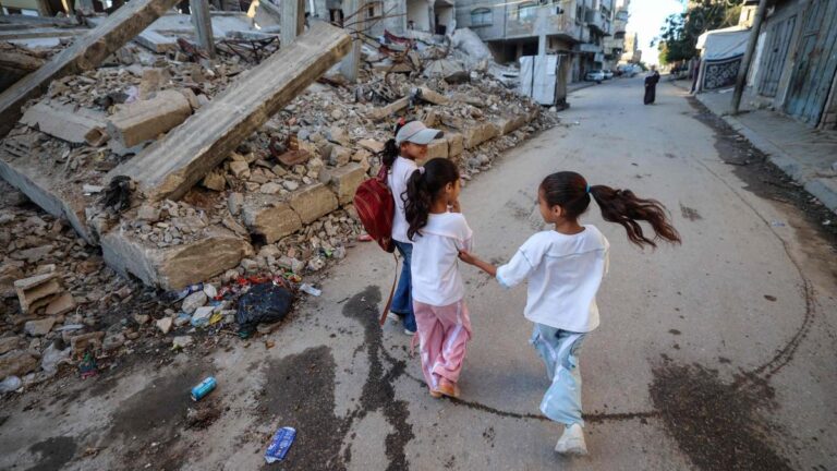 Los niños de Gaza regresan a escuelas provisionales y aún bajo ataques