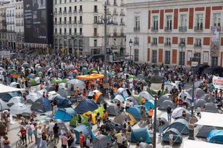 Numerosas personas se concentran en tiendas de campaña para exigir la aprobación de un decreto sobre vivienda, en la Puerta del Sol en Madrid