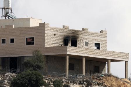 Más de un centenar de colonos atacan una aldea palestina en Cisjordania