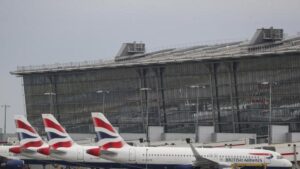 Más de un millar de vuelos cancelados en el Reino Unido por un problema técnico en el control aéreo