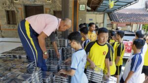 Medio millar de niños hospitalizados en Indonesia tras ingerir comida escolar gratuita