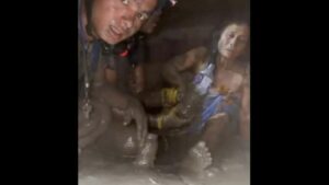 Rescatados con vida una mujer sepultada por el lodo y un hombre atrapado en un túnel once días después de la riada en Nepal