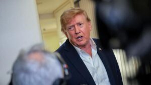 Trump dice que va a eliminar los aranceles de EE.UU. sobre el whisky irlandés tras su visita a Irlanda
