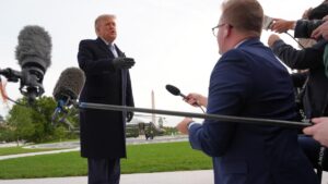 Trump veta a los periodistas de CNN y Politico en la Casa Blanca pese a la orden del juez en contra