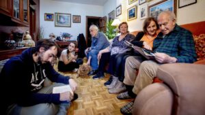 Vuelve a subir la edad a la que los españoles se van de casa de los padres, a 30,2 años