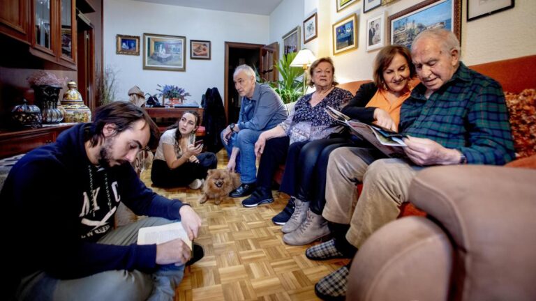 Vuelve a subir la edad a la que los españoles se van de casa de los padres, a 30,2 años