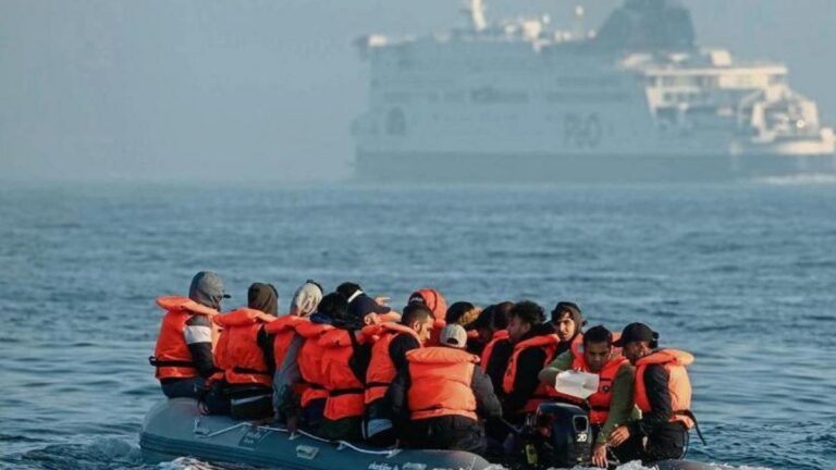 Choques en Francia entre la Policía y ultras anti inmigrantes procedentes del Reino Unido