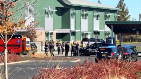 Policías en la escuela de Bend (Oregon)&nbsp;
