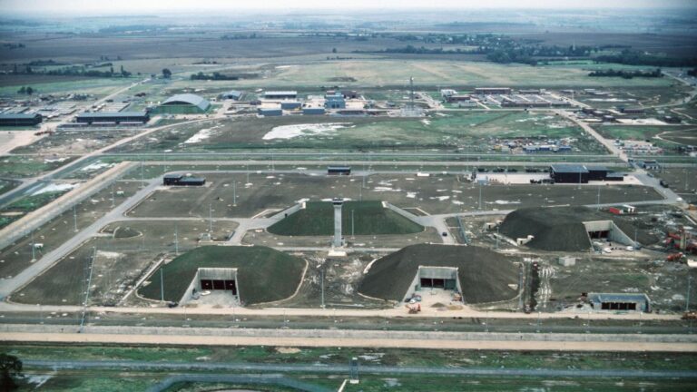 Detenidos dos letones que traspasaron el perímetro de una base militar en el sur de Inglaterra