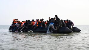 Disturbios en el sur de Inglaterra por la llegada de una patera con 120 migrantes