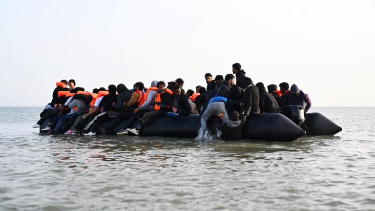 Disturbios en el sur de Inglaterra por la llegada de una patera con 120 migrantes