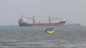 Dos barcos se hunden en el estrecho de Ormuz al ser alcanzados por una mina y un proyectil