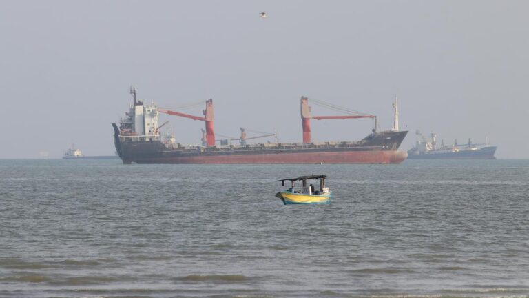 Dos barcos se hunden en el estrecho de Ormuz al ser alcanzados por una mina y un proyectil