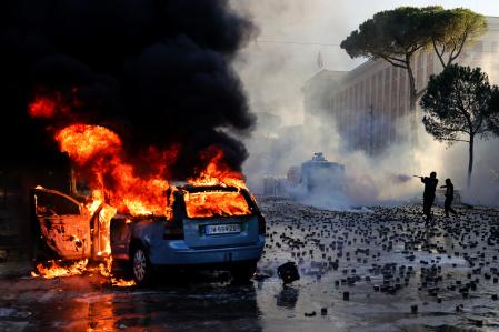 Coches incendiados frente a la casa del primer ministro&nbsp;