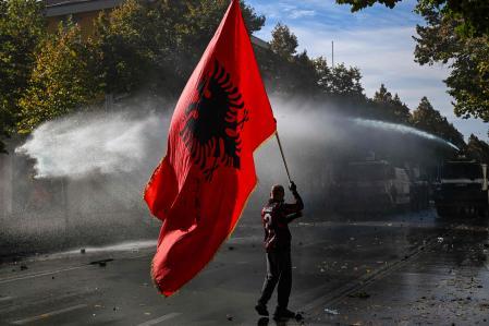 Un manifestante con una gran bandera de Albania&nbsp;