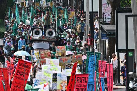 A la misma hora del plenario del FMI-BM, aunque invisible, a varios cientos de metros de distancia, desfilaba por segundo día consecutivo una protesta contra las políticas del FMI y el BM. Más de 200 manifestantes pernoctaron bajo un viaducto cercano, entre ellos las activistas de la organización de trabajadoras sexuales de Chiang Mai, Empower