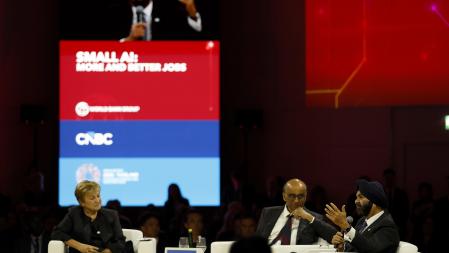 Momento en que toma la palabra el presidente del Banco Mundial, el sij estadounidense de origen indio, Ajay Banga. Entre él y Kristalina Georgieva se sienta el presidente de Singapur, Tharman Shanmugaratnam.
