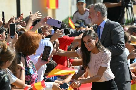 Los Reyes recibidos en Melilla por los melillenses)