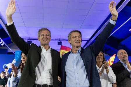 El presidente del Partido Popular, Alberto Núñez Feijóo, junto al dirigente de la Xunta de Galicia y del PPdeG, Alfonso Rueda, participan en un acto este sábado en VIgo.