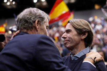 Feijóo, junto a José María Aznar, en el mitin de este sábado.)