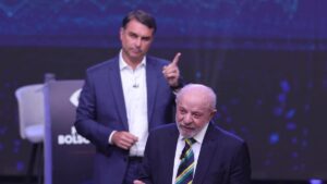 Flávio Bolsonaro imita la fórmula Trump en el primer debate en televisión con Lula