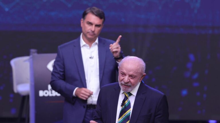 Flávio Bolsonaro imita la fórmula Trump en el primer debate en televisión con Lula