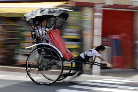 Turistas acarreados en agosto por un caballo humano en Tokio. El rikisha japonés es el origen del rickshaw indio.&nbsp;