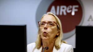 La Autoridad Fiscal advierte de que los intereses de la deuda podrían crecer en 15.000 millones si siguen subiendo los tipos