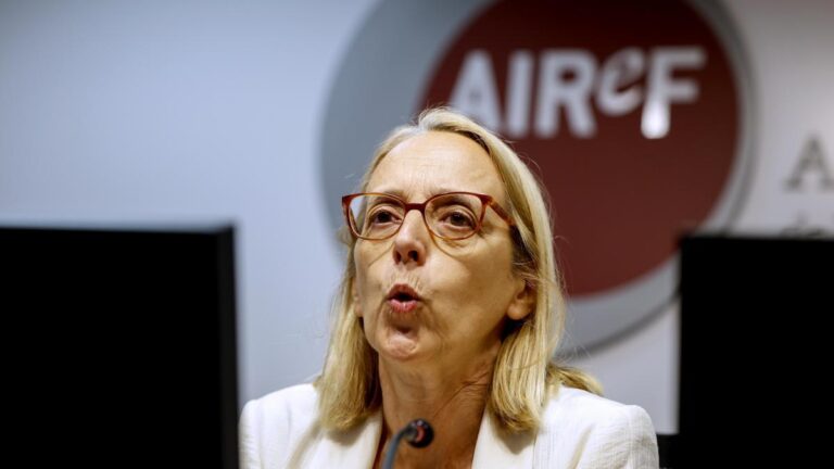 La Autoridad Fiscal advierte de que los intereses de la deuda podrían crecer en 15.000 millones si siguen subiendo los tipos
