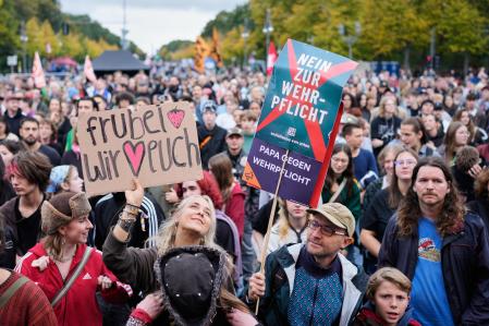 Protesta de jóvenes alemanes contra servicio militar obligatorio y contra cualquier guerra en Berlín, el viernes 2 de octubre&nbsp;