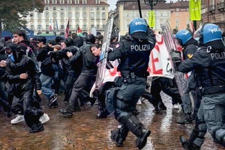 La policía antidisturbios se enfrenta a manifestantes en la Piazza Castello durante unas protestas estudiantiles en Turín, Italia, ayer viernes, día 16