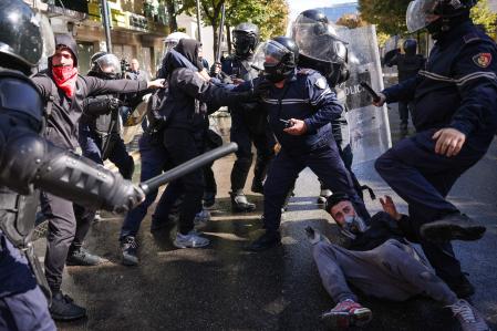 Enfrentamiento entre manifestantes y la policía ayer, 16 de octubre, en la capital de Albania, Tirana&nbsp;