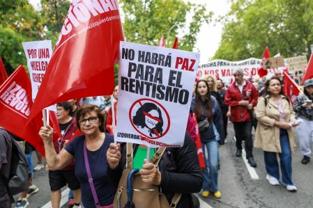 Participantes en la protesta con una pancarta contra los rentistas&nbsp;&nbsp;