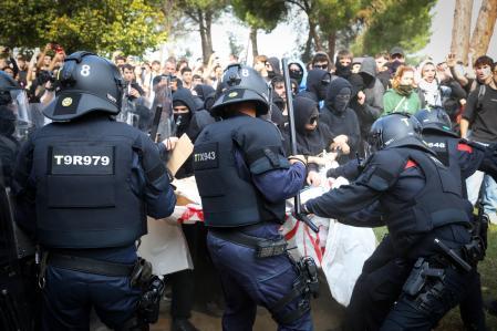 Cargas policiales en la UAB por la gira por universidades de Vito Quiles