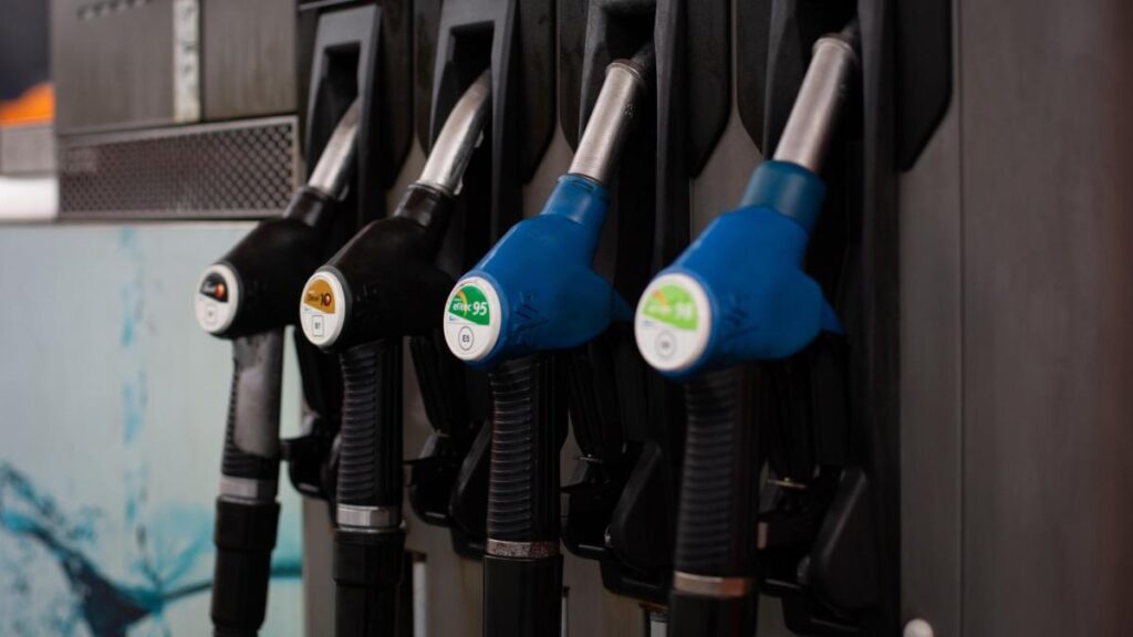 Las grandes cadenas de gasolineras subieron menos los precios tras la guerra de Irán, según la ACCO