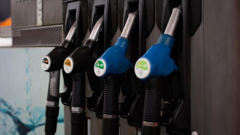 Las grandes cadenas de gasolineras subieron menos los precios tras la guerra de Irán, según la ACCO